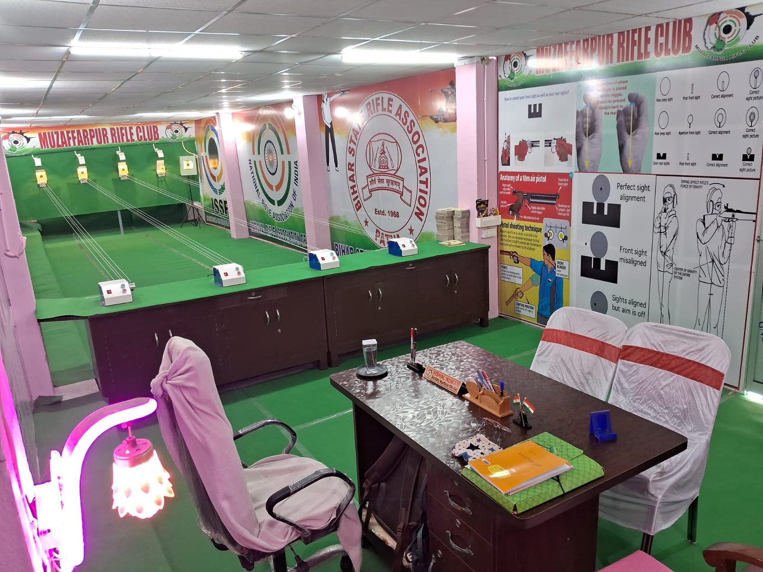 Indoor range with electronic target lanes